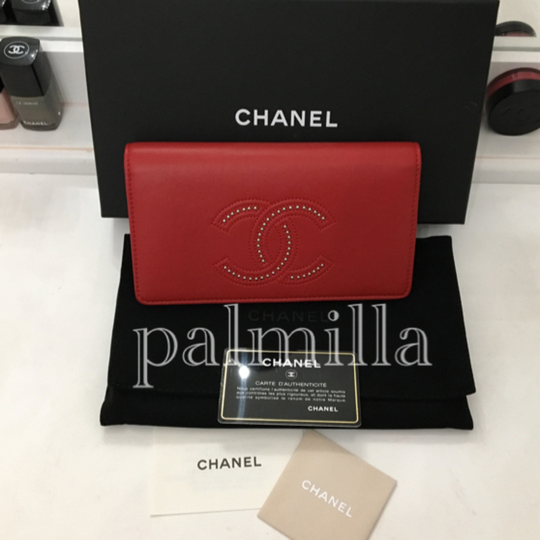 CHANEL(シャネル)の✩正規品✩⃛新品 シャネル CHANEL スタッズ ココマーク 二つ折り長財布  レディースのファッション小物(財布)の商品写真