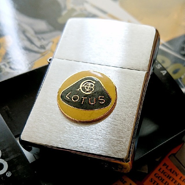 ZIPPO(ジッポー)のZippo “LOTUS/ロータス・カーズ“ メタルエンブレム貼り/完全未開封品 メンズのファッション小物(タバコグッズ)の商品写真