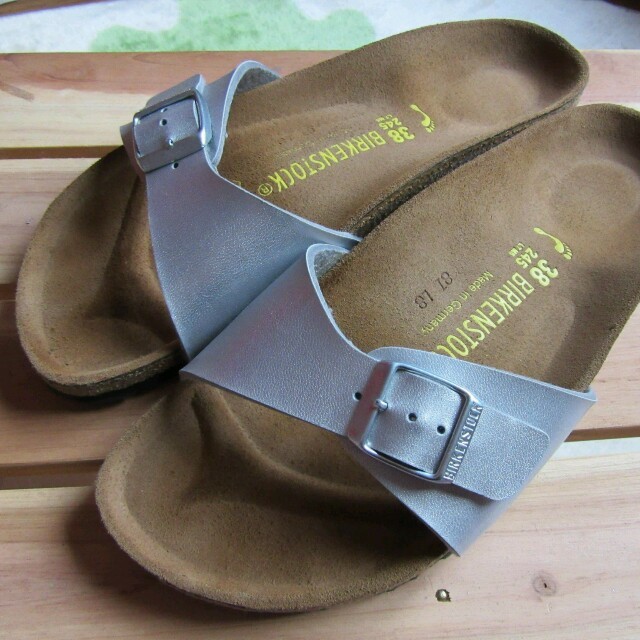 BIRKENSTOCK(ビルケンシュトック)のビルケンシュトック シルバーサンダル レディースの靴/シューズ(サンダル)の商品写真