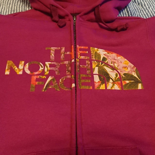 THE NORTH FACE(ザノースフェイス)のノースフェイス THE NORTH FACE フローラロゴジップ 未使用 レディースのトップス(パーカー)の商品写真