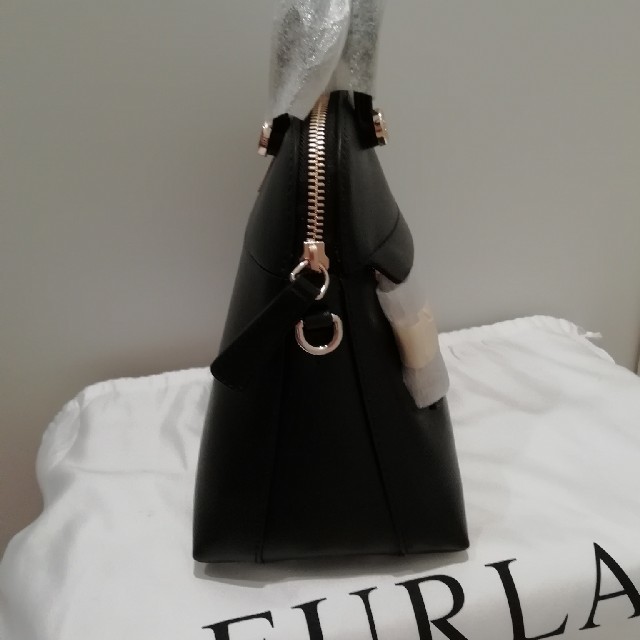 Furla(フルラ)のFURLA　パイパー　Sサイズ　大人気定番ブラック　ショルダーつき　ONYX  レディースのバッグ(ハンドバッグ)の商品写真