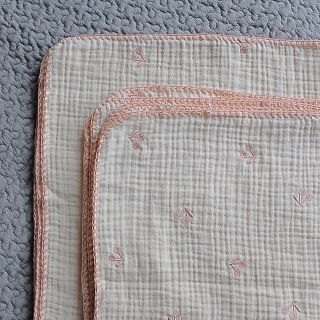 さくらんぼの刺繍のガーゼケット(おくるみ/ブランケット)