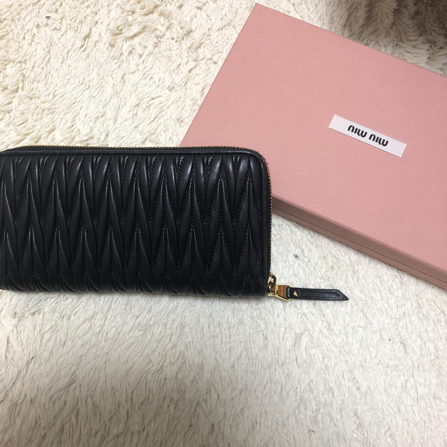 今月新品入荷 MIUMIU長財布 -財布