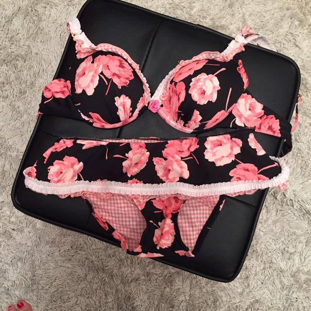 BETSEY JOHNSON(ベッツィジョンソン)の美品♥︎薔薇柄ビキニ レディースの水着/浴衣(水着)の商品写真