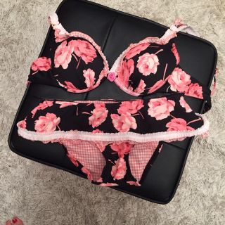 ベッツィジョンソン(BETSEY JOHNSON)の美品♥︎薔薇柄ビキニ(水着)