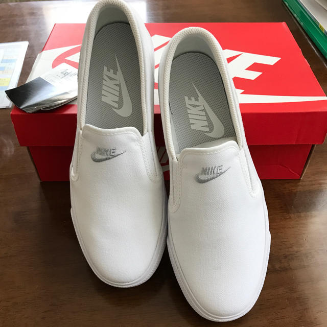 NIKE(ナイキ)の新品 NIKE スリッポン24.5cm レディースの靴/シューズ(スリッポン/モカシン)の商品写真