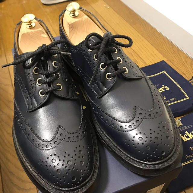 Trickers(トリッカーズ)のTricker’s M5633 バートン トゥモローランド別注 トリッカーズ 紺 メンズの靴/シューズ(ドレス/ビジネス)の商品写真