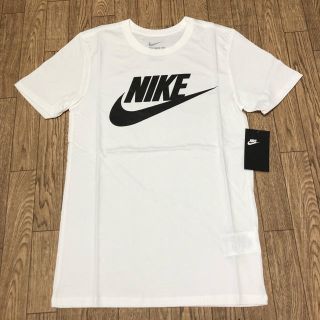 ナイキ(NIKE)の《新品未使用》ナイキ スウッシュ ワンポイント tシャツ (Tシャツ(半袖/袖なし))