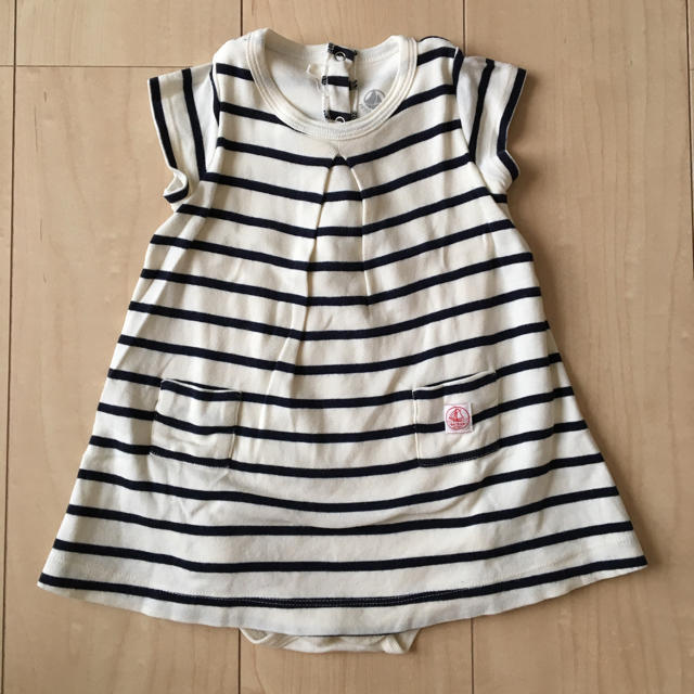 PETIT BATEAU(プチバトー)のプチバトー♡ ロンパース半袖ワンピース ボーダー 12m キッズ/ベビー/マタニティのベビー服(~85cm)(ワンピース)の商品写真