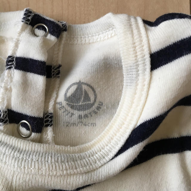 PETIT BATEAU(プチバトー)のプチバトー♡ ロンパース半袖ワンピース ボーダー 12m キッズ/ベビー/マタニティのベビー服(~85cm)(ワンピース)の商品写真