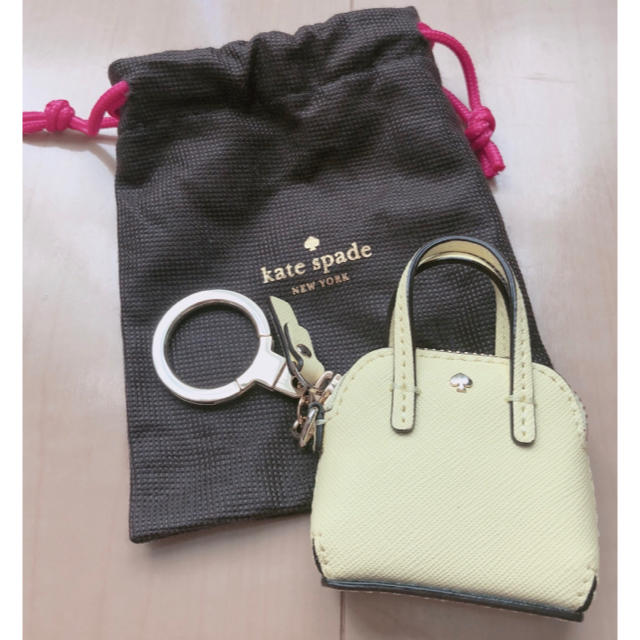 売り尽くし！kate spade ケイトスペード キーホルダー イエロー レディースのファッション小物(キーホルダー)の商品写真