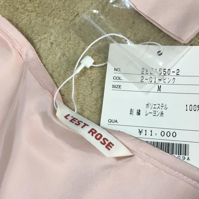 L'EST ROSE(レストローズ)の新品✨サテンスカート レディースのスカート(ひざ丈スカート)の商品写真