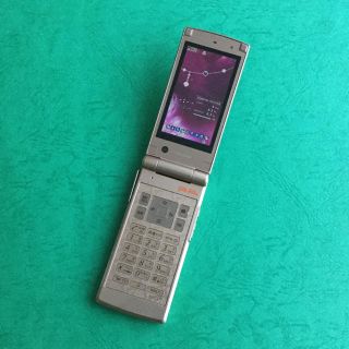 エヌティティドコモ(NTTdocomo)の★docomo ガラケー F-02B★ゴールド(携帯電話本体)