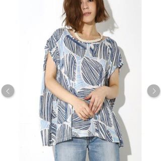 アズールバイマウジー(AZUL by moussy)の新品 AZUL by moussy リーフ柄 トップス(カットソー(半袖/袖なし))