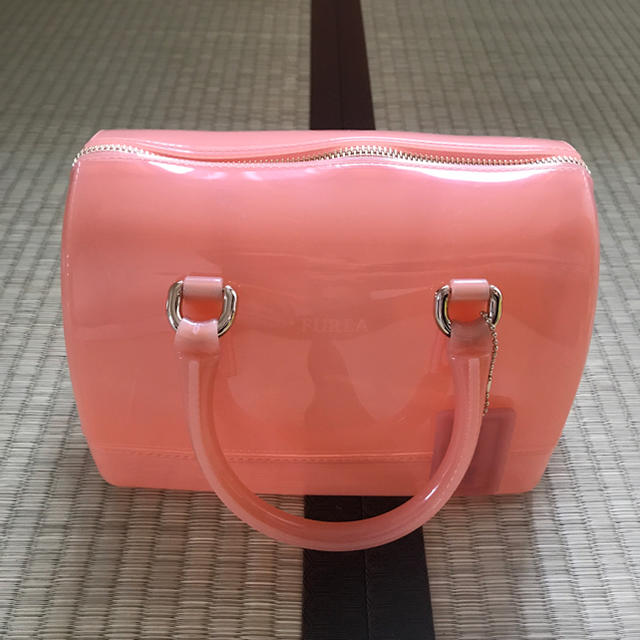 Furla(フルラ)の美品 FURLAのパステルオレンジ色のキャンディーバッグ レディースのバッグ(ハンドバッグ)の商品写真