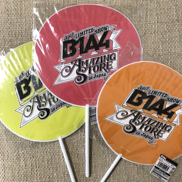 B1A4(ビーワンエーフォー)のb1a4オフィシャルグッズうちわ エンタメ/ホビーのCD(K-POP/アジア)の商品写真