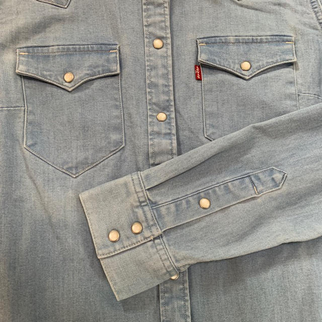 Levi's(リーバイス)の【りん様専用】リーバイス デニムシャツ レディースのトップス(シャツ/ブラウス(長袖/七分))の商品写真