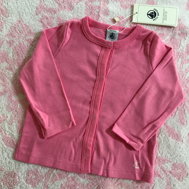 PETIT BATEAU(プチバトー)の《お値下げ》新品 プチバトー♡クルーネックカーディガン ピンク 12m 74cm キッズ/ベビー/マタニティのベビー服(~85cm)(カーディガン/ボレロ)の商品写真