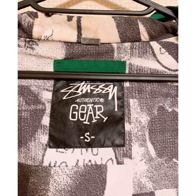 STUSSY(ステューシー)のSTUSSY マウンテンパーカー グリーン メンズのジャケット/アウター(マウンテンパーカー)の商品写真