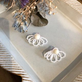 ビーズ刺繍のピアス(94)(ピアス)