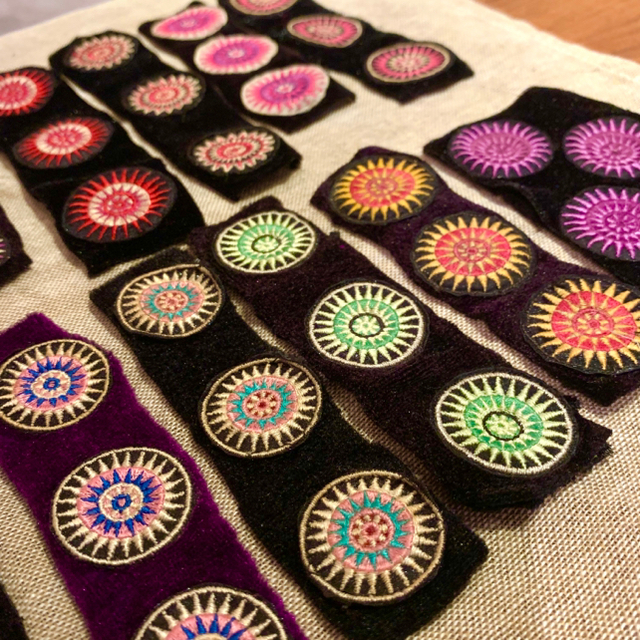 titicaca(チチカカ)のnicoチャン様専用◎モン族古布◎刺繍ワッペン42個 ハンドメイドの素材/材料(生地/糸)の商品写真