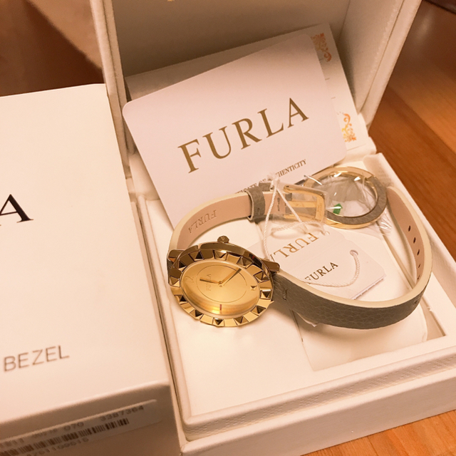 Furla(フルラ)の新品🌟グレーベージュ イエローゴールド レディースのファッション小物(腕時計)の商品写真