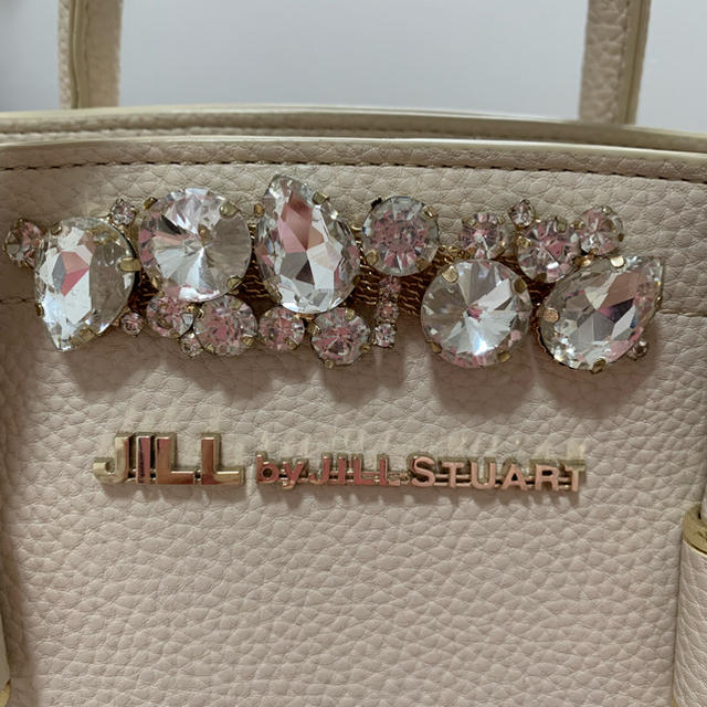 JILL by JILLSTUART(ジルバイジルスチュアート)のジルバイジルスチュアート ビジューロイヤルトート ホワイト レディースのバッグ(ハンドバッグ)の商品写真