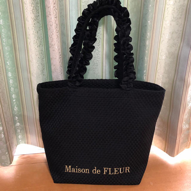 Maison de FLEUR(メゾンドフルール)のメゾンドフルール バスケットクロスフリルハンドルトート レディースのバッグ(トートバッグ)の商品写真