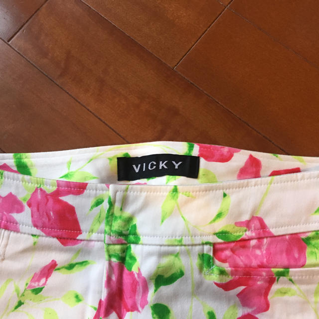 VICKY(ビッキー)のビッキーフラワー柄パンツ レディースのパンツ(クロップドパンツ)の商品写真