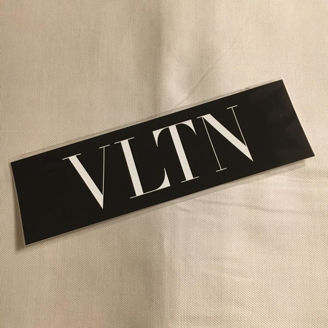 VALENTINO(ヴァレンティノ)の非売品！VLTN ヴァレンティノステッカー エンタメ/ホビーのコレクション(ノベルティグッズ)の商品写真