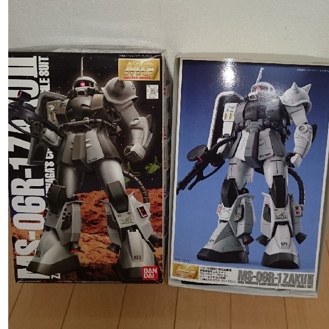 BANDAI(バンダイ)の値下げしました！MG  MS-06R-1 シン・マツナガ専用 ザクII  エンタメ/ホビーのおもちゃ/ぬいぐるみ(プラモデル)の商品写真