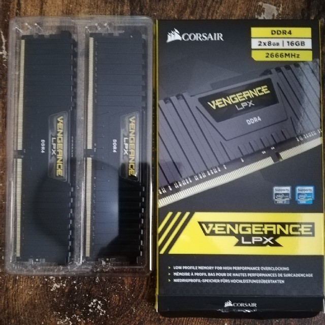 スマホ/家電/カメラCORSAIR VENGEANCE LPX CMK16GX4M2A2666C16