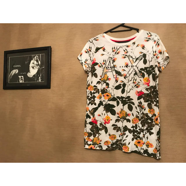 ARMANI EXCHANGE(アルマーニエクスチェンジ)のアルマーニエクスチェンジ 花がら ロゴTシャツ レディースのトップス(Tシャツ(半袖/袖なし))の商品写真