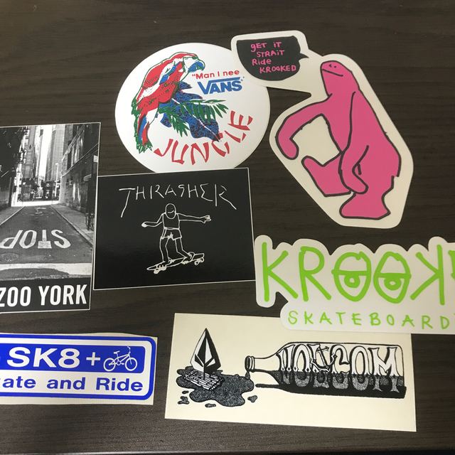 KROOKED(クルキッド)の【縦15cm横12.5cm】krooked ステッカー レインボー 自動車/バイクのバイク(ステッカー)の商品写真