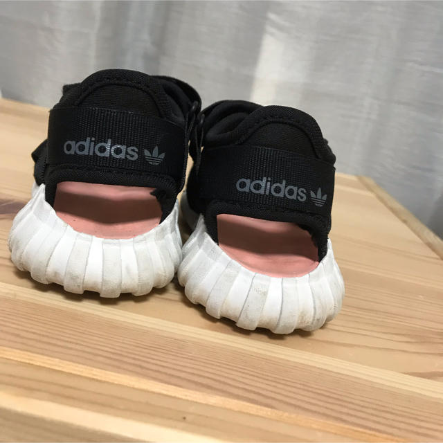 adidas(アディダス)のadidas/オリジナルス ベビー ドゥーム サンダル 13cm キッズ/ベビー/マタニティのベビー靴/シューズ(~14cm)(サンダル)の商品写真