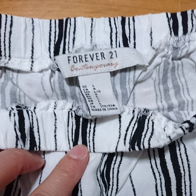 FOREVER 21(フォーエバートゥエンティーワン)の白黒★ストライプ★オフショルトップス レディースのトップス(シャツ/ブラウス(半袖/袖なし))の商品写真