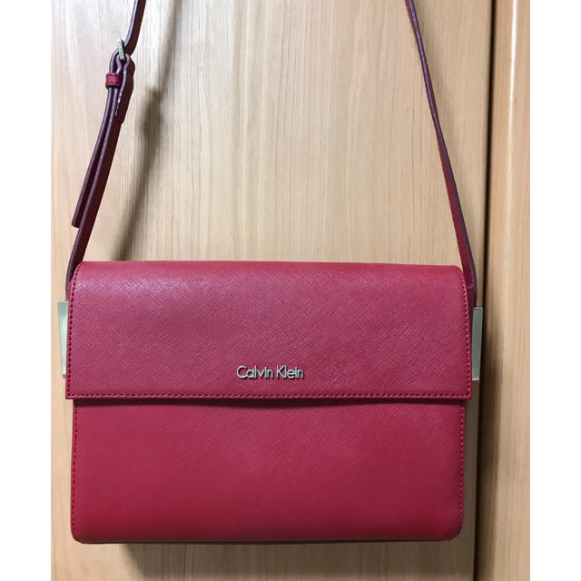 Calvin Klein(カルバンクライン)のCalvin Klein ショルダーバック 赤 レディースのバッグ(ショルダーバッグ)の商品写真