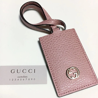 Gucci - 【GUCCI】ロゴネームタグ バッグチャーム ピンクの通販｜ラクマ