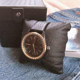 ディーゼル(DIESEL)のディーゼル 時計 ブラック ゴールド スタッズ レザー 大きめ(腕時計)