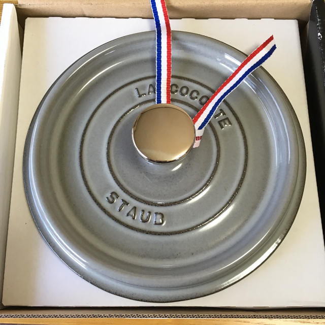 STAUB(ストウブ)のstaub ピコココット  18cm グレー インテリア/住まい/日用品のキッチン/食器(鍋/フライパン)の商品写真