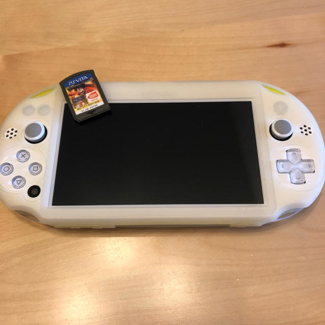 PlayStation Vita(プレイステーションヴィータ)のPlayStation Vita ライムグリーン/ホワイト エンタメ/ホビーのゲームソフト/ゲーム機本体(携帯用ゲーム機本体)の商品写真