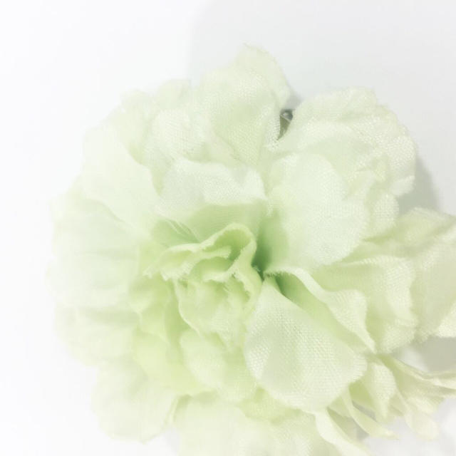 花コサージュC (ホワイトグリーン) レディースのアクセサリー(ブローチ/コサージュ)の商品写真