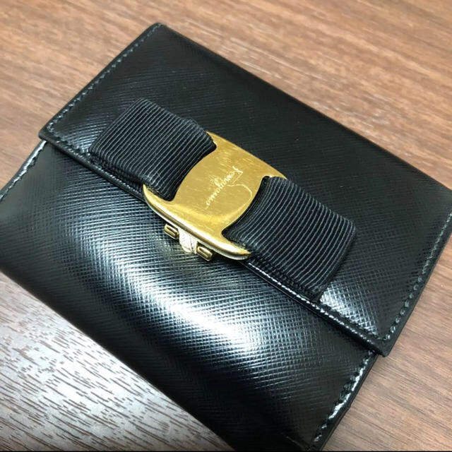 Salvatore Ferragamo(サルヴァトーレフェラガモ)のフェラガモ  ヴァラ 折りたたみ財布 レディースのファッション小物(財布)の商品写真