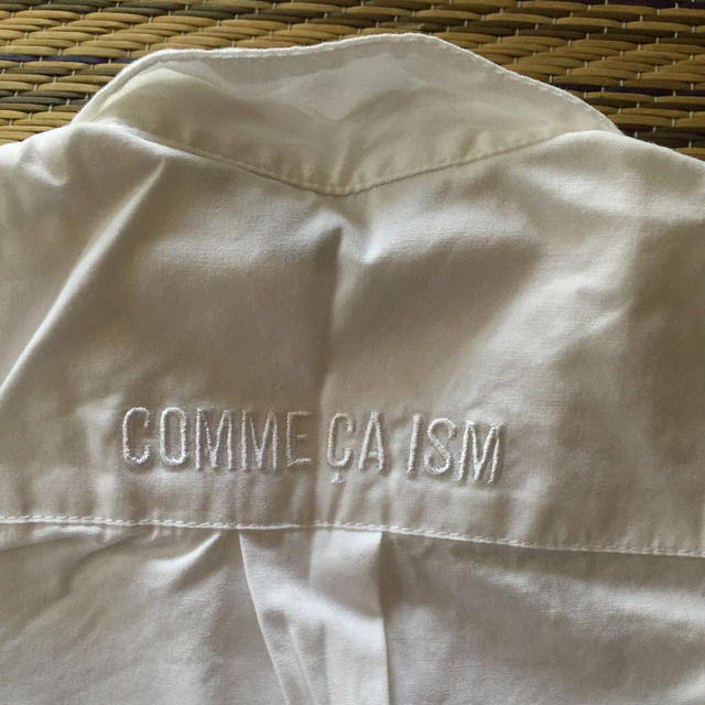 COMME CA ISM(コムサイズム)のサイズ ９０ 白シャツ キッズ/ベビー/マタニティのキッズ服男の子用(90cm~)(ブラウス)の商品写真