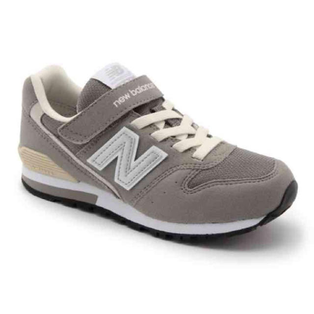 New Balance(ニューバランス)のnewbalance ニューバランスキッズ シルバー 24cm 新品送料込 キッズ/ベビー/マタニティのキッズ靴/シューズ(15cm~)(スニーカー)の商品写真