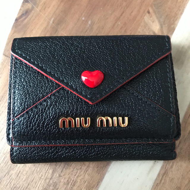 miumiu ラブレターウォレット