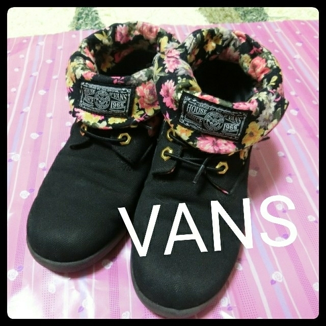 VANS - VANS ハイカットスニーカー 黒×花柄の通販 by chiho's shop