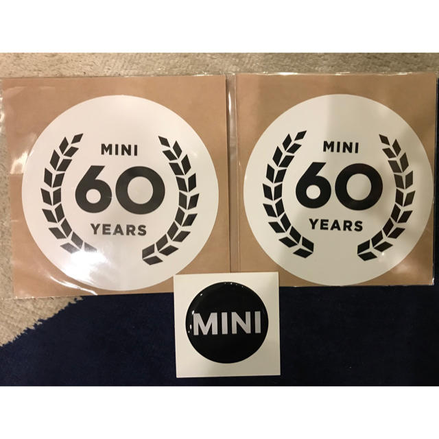 ミニクーパー MINI60周年記念 ステッカー 2枚とおまけ エンタメ/ホビーのコレクション(ノベルティグッズ)の商品写真