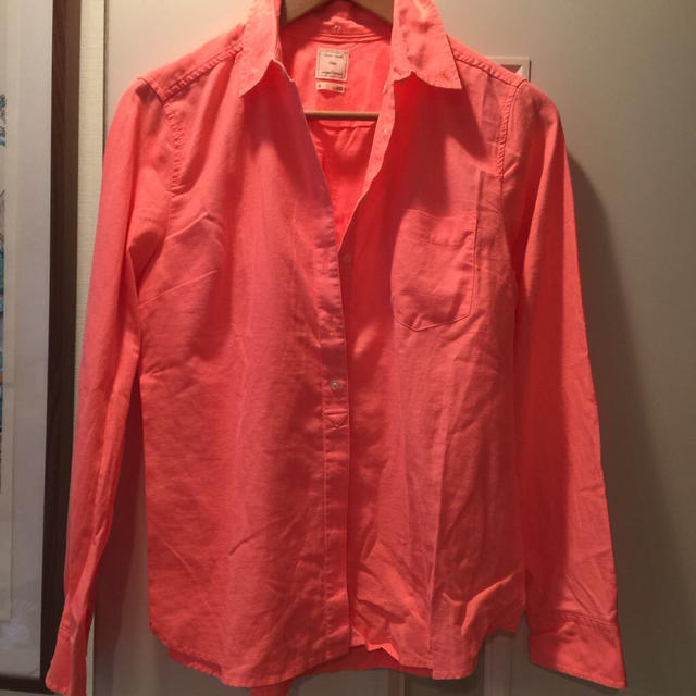 GAP(ギャップ)のGAP サーモンピンク コットンシャツ レディースのトップス(シャツ/ブラウス(長袖/七分))の商品写真