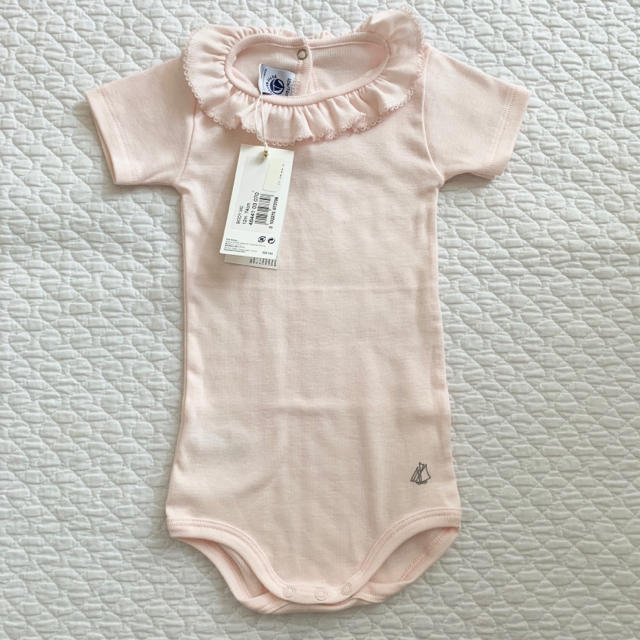 PETIT BATEAU(プチバトー)の【プチバトー】新品 フリル衿つき半袖ボディ 12m74cm ピンク キッズ/ベビー/マタニティのベビー服(~85cm)(シャツ/カットソー)の商品写真